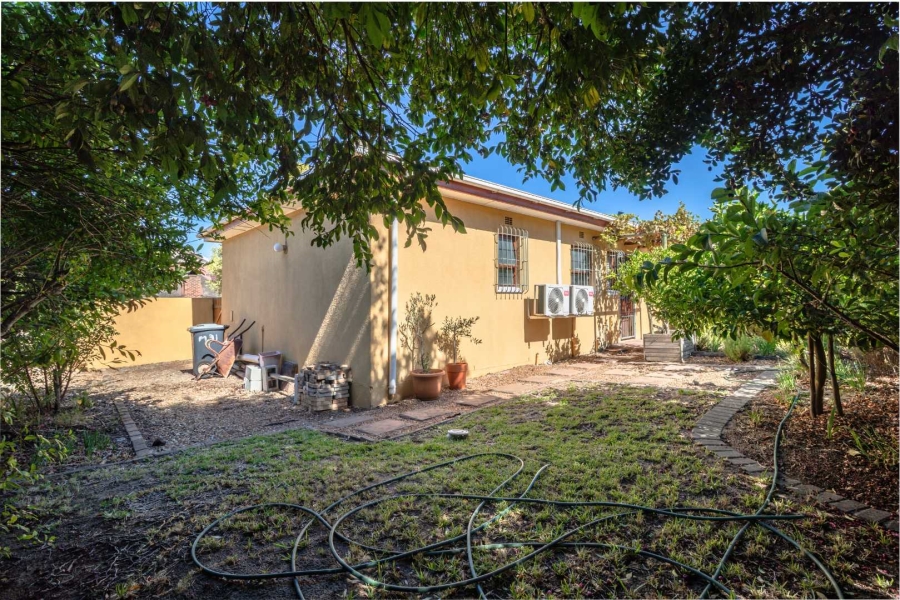 3 Bedroom Property for Sale in Loucharmante Western Cape